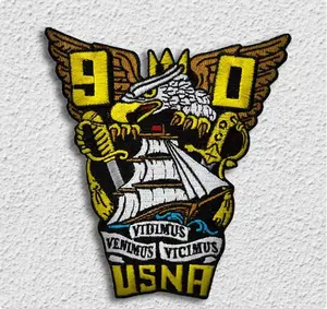 Insignes de logo personnalisé d'étiquette tissée en polyester coloré Design de football réfléchissant avec bord découpé au laser pour patchs thermocollants de vêtement - Product Image 2