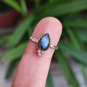 Bague midi artisanale en argent sterling 925 avec incrustation de labradorite naturelle en forme de poire, style bohème, cadeau pour femme - Product Image 3