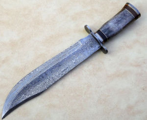 Cuchillo Bowie de Hoja Fija Hecho a Mano |   Cuchillo de Caza para Exteriores con Hoja Curva de Acero Inoxidable con Borde Dentado y Mango de Madera Pulido - Product Image 3