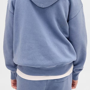 Sweat à capuche pour garçons avec épaules tombantes et logo personnalisable pour les acheteurs en gros, prix avantageux / Manches longues et poches kangourou - Product Image 6