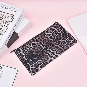 กระเป๋าหนัง PU ขนาดเล็กมีซิปพิมพ์โลโก้ออกแบบได้ตามต้องการกระเป๋าสตางค์แบบพกพาน้ำหนักเบาทันสมัยหลายสีกระเป๋าสตางค์ทรงยาว - Product Image 6