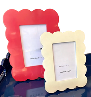 Vente en gros Cadre photo en bois laqué fait à la main avec bord ondulé pour café-restaurant moderne pour la décoration intérieure