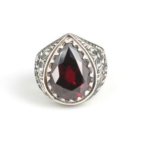 Anillo de Plata de Ley 925 para Hombre con Zirconia Roja en Forma de Lágrima - Engaste de Bisel con Corte Diamante para Uso Diario - Product Image 2