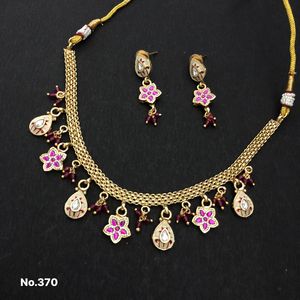 Collier en or de style vintage serti d'émeraude de rubis et d'émail floral Bijoux ethniques parfaits pour des occasions spéciales - Product Image 1