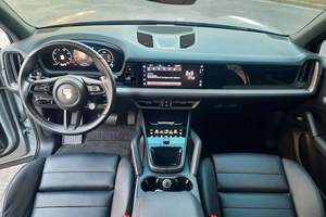 Cayenne Turbo V6 AWD 2024 d'occasion, conduite à gauche, sièges en cuir, pneus R21, pack Premium Plus, toit ouvrant panoramique - Product Image 6