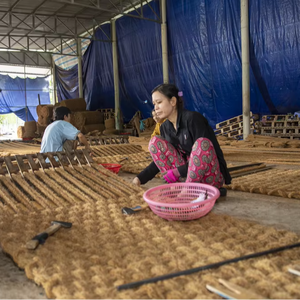 Rouleau de tapis en fibre de coco écologique, géotextile fabriqué à partir de fibres de coco naturelles, 65 kg, taille 1,5 m x 10 m, brun, pour la pavage des allées, à vendre - Product Image 1