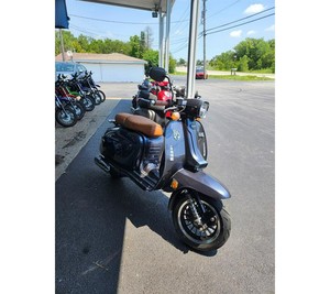 Scooter SUPER PREMIUM Tourer 150 GT150S avec moteur quatre temps, système de freinage combiné sans fil/à batterie, acompte - Product Image 1