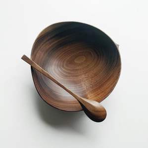 Bol à salade en bois fait main avec un ensemble de cuillère et de fourchette assorti pour servir et décorer la table à manger, pour une utilisation sur la table à manger de la cuisine - Product Image 4