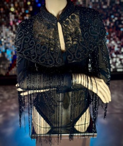 เสื้อคลุมโพลีเอสเตอร์หรูหราพร้อมลูกปัดและตัวยึดเลื่อมที่คอพร้อมโลโก้ที่สวยงามสำหรับเทศกาลและงานเฉลิมฉลอง - Product Image 2