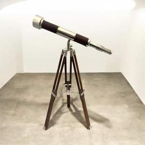 Telescopio Tradicional de Metal y Madera, Ideal para Decoración de Oficina con Temática Náutica y Diseño de Interiores de Inspiración Marítima - Product Image 3