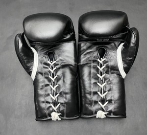 Gants de boxe et d'arts martiaux professionnels de haute qualité personnalisables, en cuir véritable, à lacets noirs, séchage rapide, respirants, avec fermeture à boucle et crochet - Product Image 5