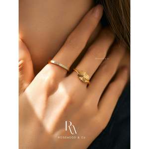 Anello in Oro 18K Placcato Anti-ossidazione con Strass, Impermeabile, 2mm, Stile Trendy, Regalo per Lei o per la Mamma - Product Image 1