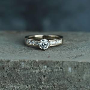 Bague de fiançailles Moissanite coupe ronde de 6mm | Solitaire avec pavé de pierres latérales | OEM de bijoux fins de mariage de mariée en or ou en argent - Product Image 1