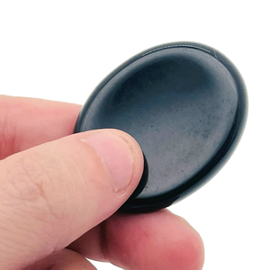 Venta al por mayor suministro metafísico hecho a mano negro obsidiana preocupación piedras cristal Natural bolsillo piedras para el alivio del estrés y la curación - Product Image 4