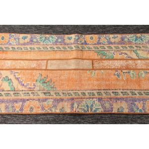 Alfombra de 1.9x7.2 pies, alfombra turca vintage, diseño geométrico naranja con elementos florales. - Product Image 5