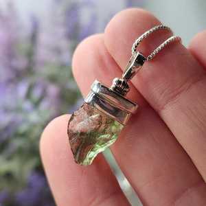 Collier Moldavite avec pendentif en moldavite véritable et conception de bijoux Tektite Météorite authentique - Product Image 6