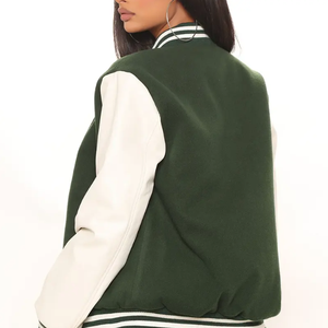 Chaqueta de béisbol de retazos de alta calidad, chaqueta universitaria recortada personalizada con manga de cuero para mujer - Product Image 3