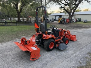 Mini tracteur Kubota 4x4 avec chargeur frontal et tondeuse arrière, rouge, pour jardin - Product Image 1