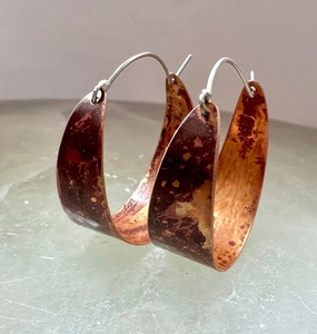 Boucles d'oreilles en cuivre oxydé pour femmes avec un long design floral et une finition tribale fabriquées par des artisans pour la mode traditionnelle - Product Image 1