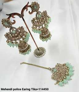 INDIEN MEHNDI POLONAIS TRADITIONNEL ET À LA MODE AVEC BOUCLES D'OREILLES DE PERLES ET ENSEMBLE MANGTIKKA POUR FEMMES ET FILLES - Product Image 1