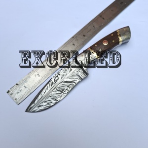 Diseño personalizado hecho a mano patrón de plumas de acero de Damasco Skinner caza/cuchillo de Camping hoja fija con mango de madera OEM - Product Image 6