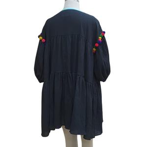 Mini vestido de algodón negro sólido con mangas abullonadas estilo dulce y escote en V con escote ligero con pompón en el hombro - Product Image 3