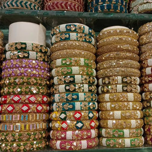 Brazaletes de moda Kundan Latkan con exquisito trabajo de piedra Joyería tradicional asequible y elegante para mujeres de la India - Product Image 1