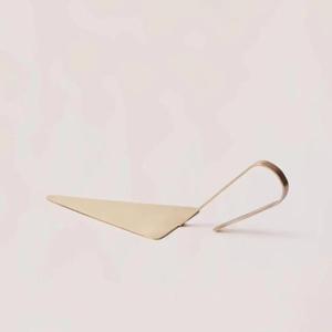 Serveur de gâteau poli en argent attrayant pour les fêtes de jardin et les célébrations avec des détails charmants à un coût très bas - Product Image 6