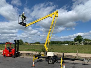 Elevador hidráulico de pluma telescópica articulada remolcable usado para la venta - Product Image 3