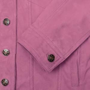 Chaqueta Trucker de Cuero Gamuza Vintage con Cuello Camisero, Detalles de Botones de Latón Premium, Clásica y Elegante. - Product Image 4