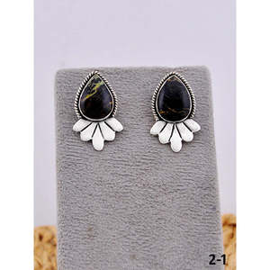 Pendientes de Plata de Ley con Turquesa Negra Estilo Suroeste y Diseño Floral Engastado en Bisel - Product Image 2