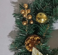 Karangan Bunga Natal Buatan Warna Hijau dengan Poinsettia Emas, Buah Pinus, Buah Berry, dan Ornamen untuk Dekorasi Pintu Depan saat Liburan