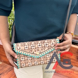 กระเป๋าสตางค์หนังสไตล์ตะวันตกของผู้หญิงมาใหม่กระเป๋าคลัทช์แกะสลักมือดีไซน์สวยทันสมัยใช้งานได้หลากหลาย - Product Image 1