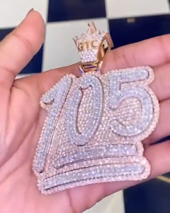 Colgante de Plata de Ley 925 con Baño de Rodio, Diseño de Corona con Número Personalizado, Diamante Moissanita VVS Brillante, para Fiestas - Product Image 2