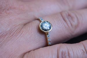 Anillo de Boda con Moissanita Gris de Corte Redondo y Engaste de Bisel, Plata 925 Original con Baño de Oro, Joyería Fina para Fiesta, Regalo de Cumpleaños - Product Image 2