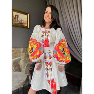 Robe traditionnelle en lin ukrainien blanc avec broderie néon Robe Vyshyvanka faite à la main pour femme avec glands - Product Image 1