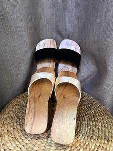 Sandales vietnamiennes traditionnelles en bois avec dessus en soie, style extérieur jetable pour femme, accessoire Ao Dai de Vietchoice - Product Image 4
