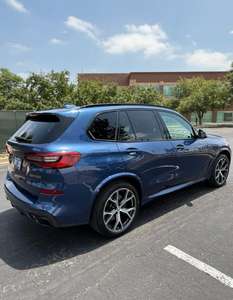 BMW X5 M50i 2020, boîte de vitesses automatique, intérieur foncé, sièges en cuir, taille des pneus R17, conduite à gauche, essence, état d'occasion - Product Image 2