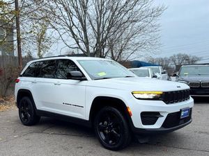 Jeep Grand Cherokee Altitude 4WD 2024 d'occasion, blanc propre, conduite à gauche, sièges chauffants, sièges en cuir, boîte automatique, jantes en alliage - Product Image 3