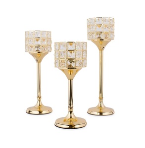 Acabado dorado con cuentas de cristal únicas, elegante portavelas hecho a mano para mesa de centro, decoración del hogar y hotel - Product Image 2