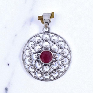 Vente en gros de bijoux fins en argent sterling 925 pendentif de style bohème fait à la main avec rubis incrusté de pierres précieuses avec sertissage de griffe - Product Image 2