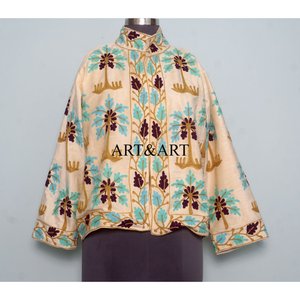 Chaqueta Acolchada Suzani Bordada a Mano de Terciopelo para Mujer, Diseño Floral para Exteriores, 100% Algodón, Tejido Ecológico - Product Image 1