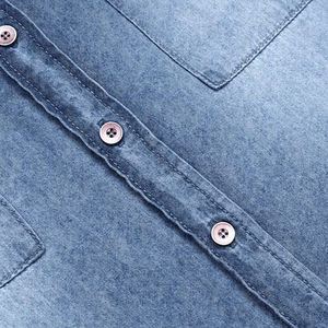 Chemise en jean classique pour femme, tissu durable et facile d'entretien, chemise en jean pour femme avec poches avant et design à boutons intégrés - Product Image 6