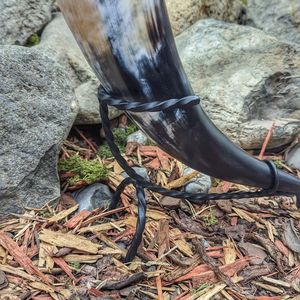 Taza de cuerno pulido vikingo clásico moderno con soporte de madera resistente para exhibición de boda o fiesta de Navidad - Product Image 4