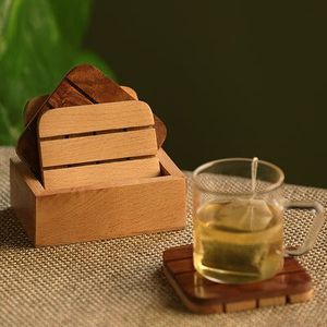 Ensemble de dessous-de-verre en bois au fini naturel, améliorant la sécurité de la surface de la table à manger avec un attrait décoratif rustique classique - Product Image 1