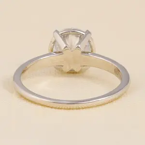 แหวนหมั้นเพชรทรงกลมเจียระไนแบบโซลิแทร์ ผลิตในห้องปฏิบัติการ เงินสเตอร์ลิง ความใส VS1 สวยงาม เป็นทางเลือกที่มีจริยธรรมแทนเพชรธรรมชาติ - Product Image 1
