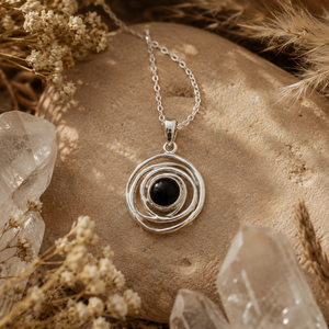 Collier Eclipse en Onyx Noir, Pierre Précieuse Noire, Design Circulaire Organique, Finition Polie, Argent Sterling 925, Protection et Terrestrisation - Product Image 3