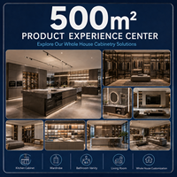 Dressing moderne de luxe avec portes en verre, éclairage LED, îlot central et étagères de présentation