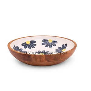 Beau bol en bois fabriqué à la main avec un design peint parfait pour servir des salades de fruits ou des collations sèches avec élégance - Product Image 1