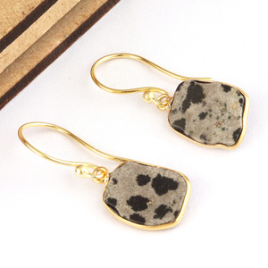 Pendiente de jaspe dálmata natural chapado en oro de 24k hipoalergénico, pendiente de gota sin deslustrar, joyería fina para mujer - Product Image 1